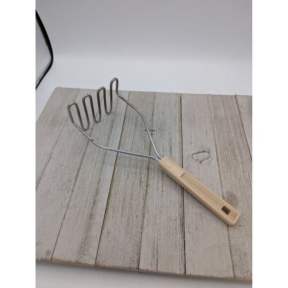 Vintage Potato Vegetable Masher Almond Handle Kitchen Utensil 10" - Picture 1 of 8